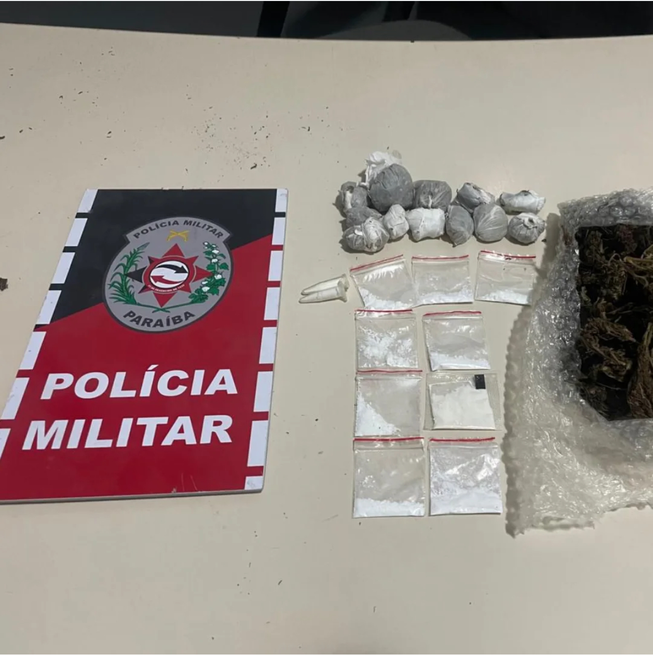 POLÍCIA MILITAR PRENDE DOIS INDIVÍDUOS PORTANDO DROGAS EM SUMÉ