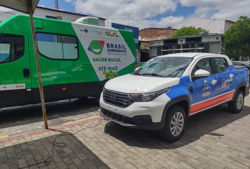 Prefeitura de Sumé entrega unidade odontológica móvel, ambulância e veículo para Educação