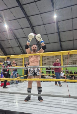 Sumeense ergue troféu de campeão no HITMAN FIGHT de Muay Thai