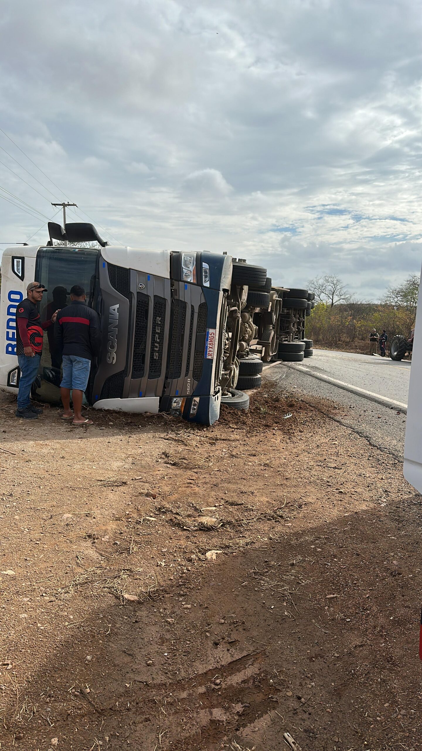 Carreta perde o controle e tomba na BR-110, em Monteiro