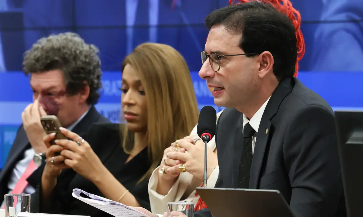 Relatório de PEC prevê fim da escala 6x1 60 dias após promulgação