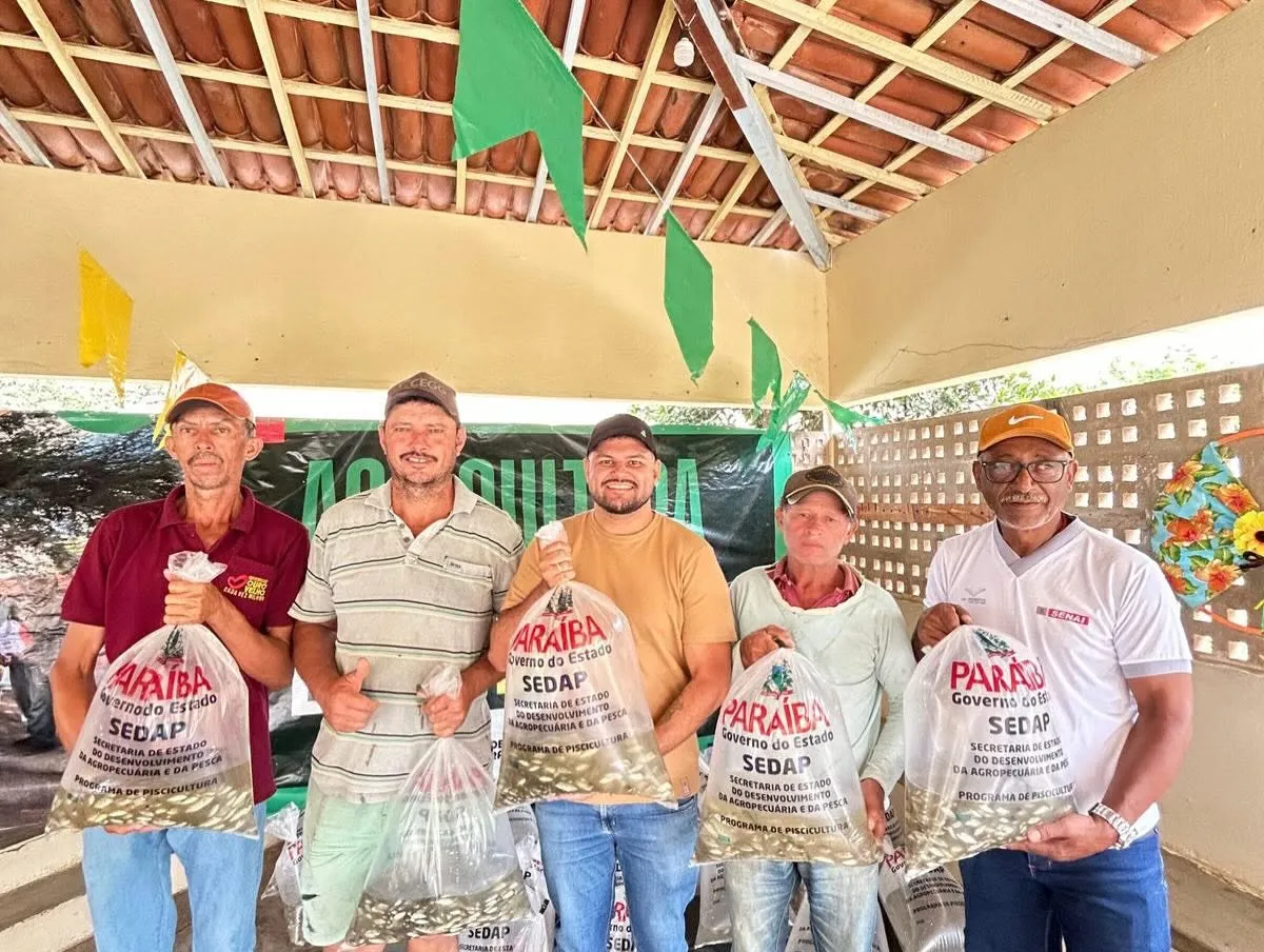 Prefeitura de Ouro Velho e Governo da Paraíba distribuem 30 mil alevinos para fortalecer a pesca local