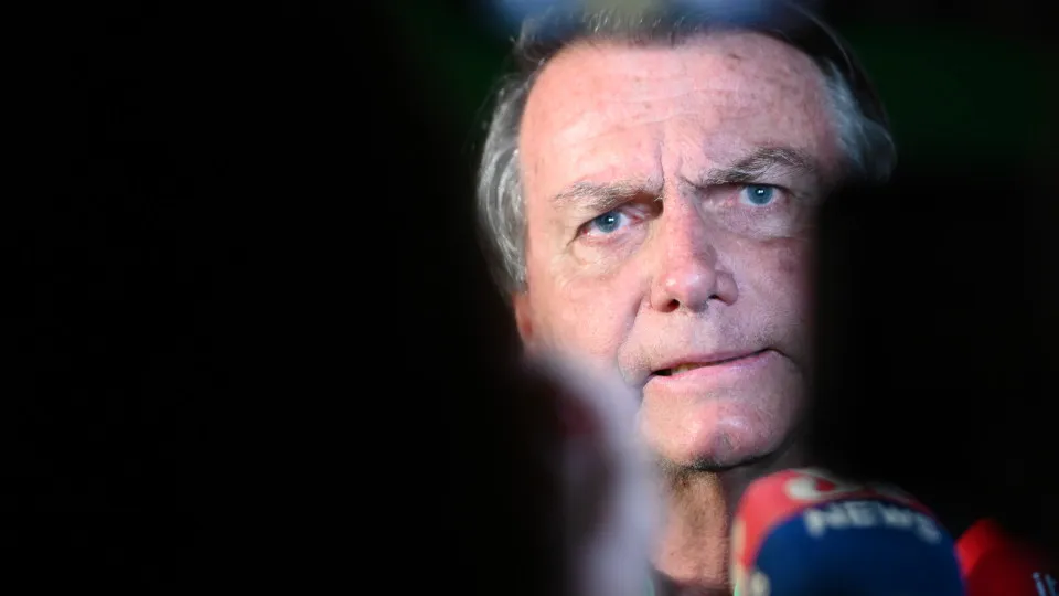 Moraes prorroga prisão domiciliar de Bolsonaro após incidente com arma