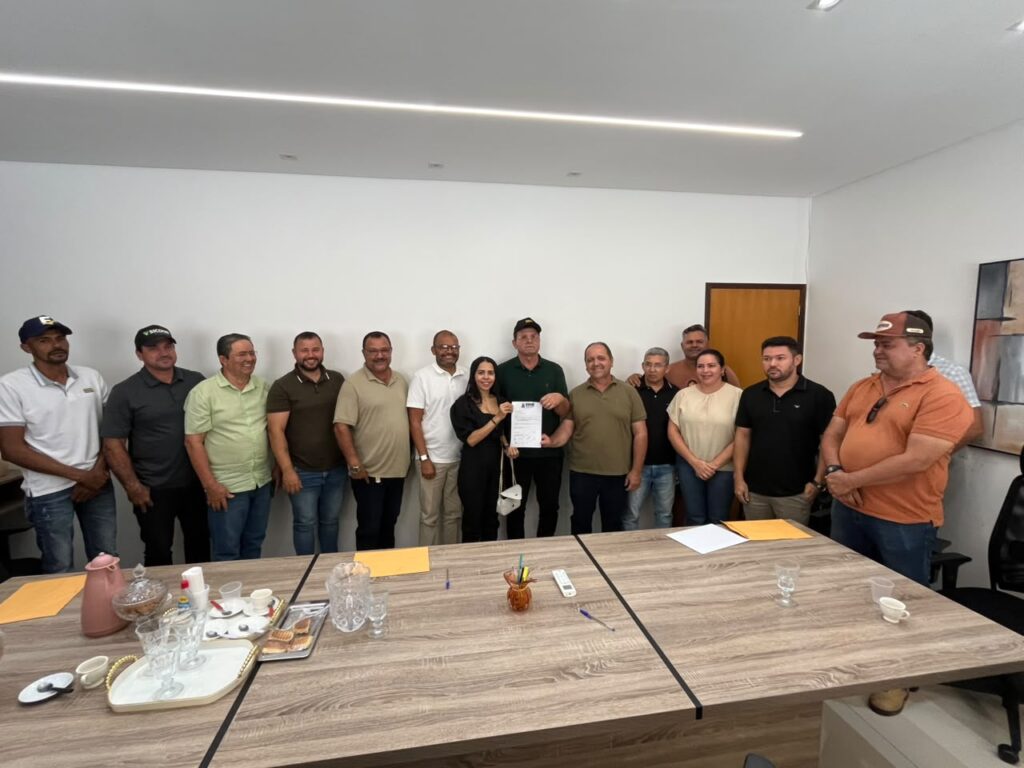 Vereadores participam da assinatura da ordem de serviço para construção de 25 novas casas populares em Sumé