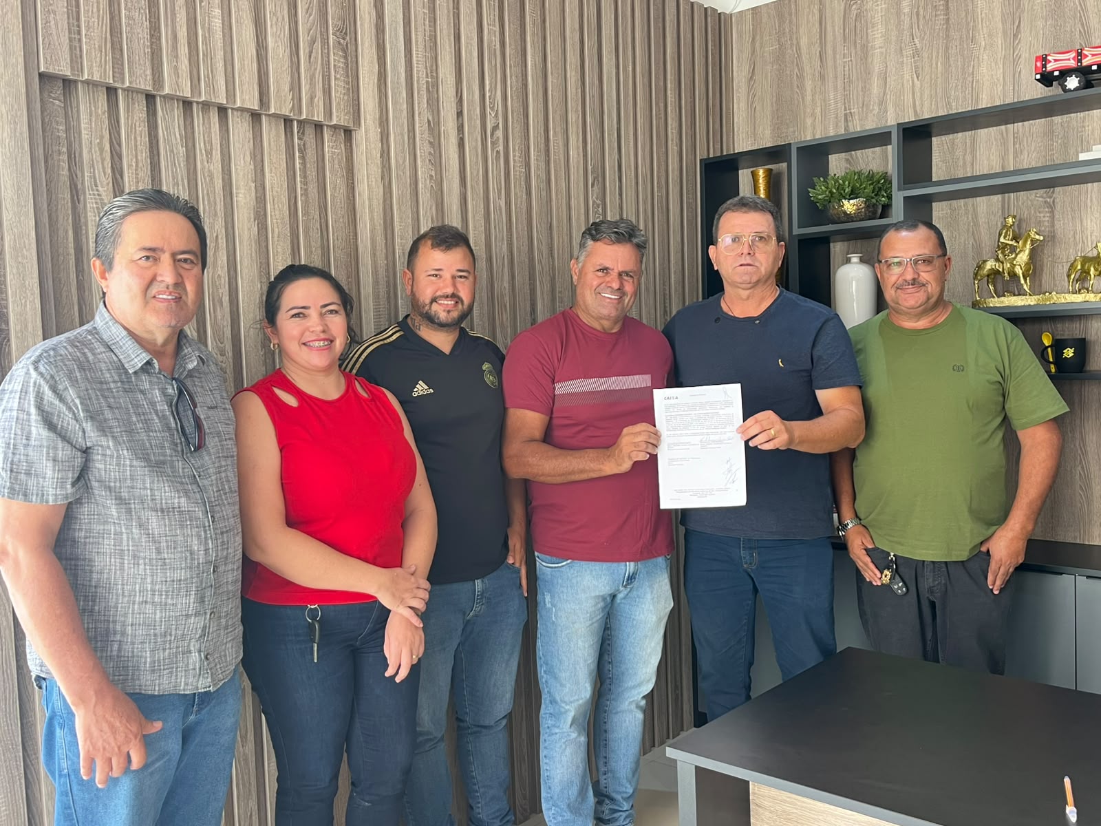 Vereadores representam a Câmara de Sumé em assinatura de contrato para construção do Portal de Entrada do município