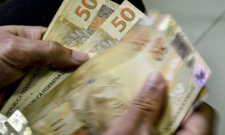 Salário mínimo de 2027 tem reajuste estimado pelo governo; veja o que mudaria