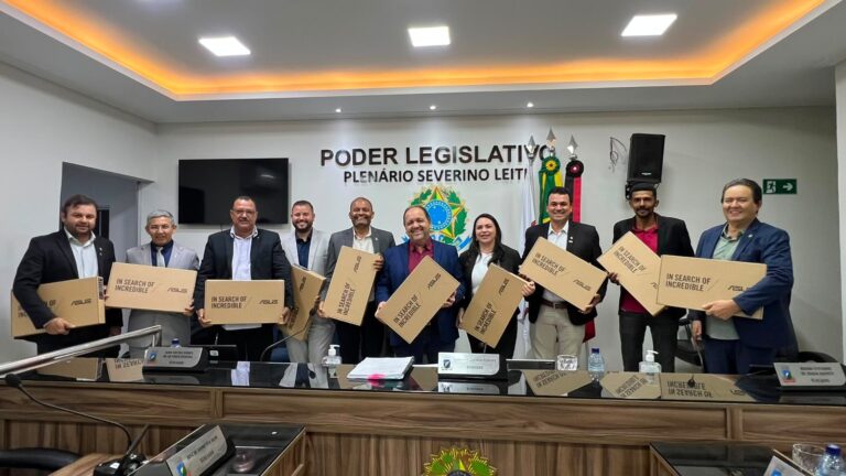 Câmara de Sumé investe em tecnologia e entrega novos notebooks aos vereadores
