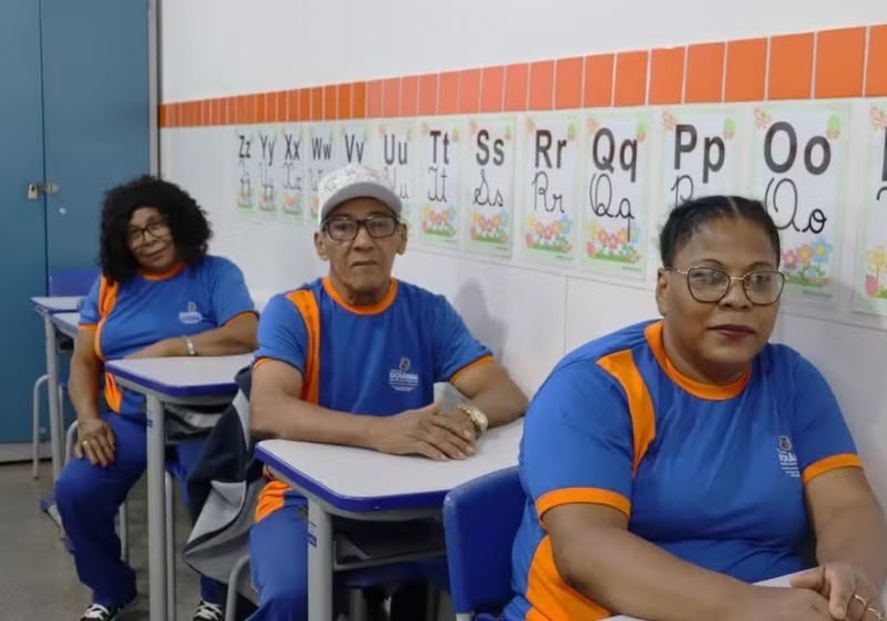 Família unida volta a estudar: filha de 51 leva os pais idosos com ela para a escola