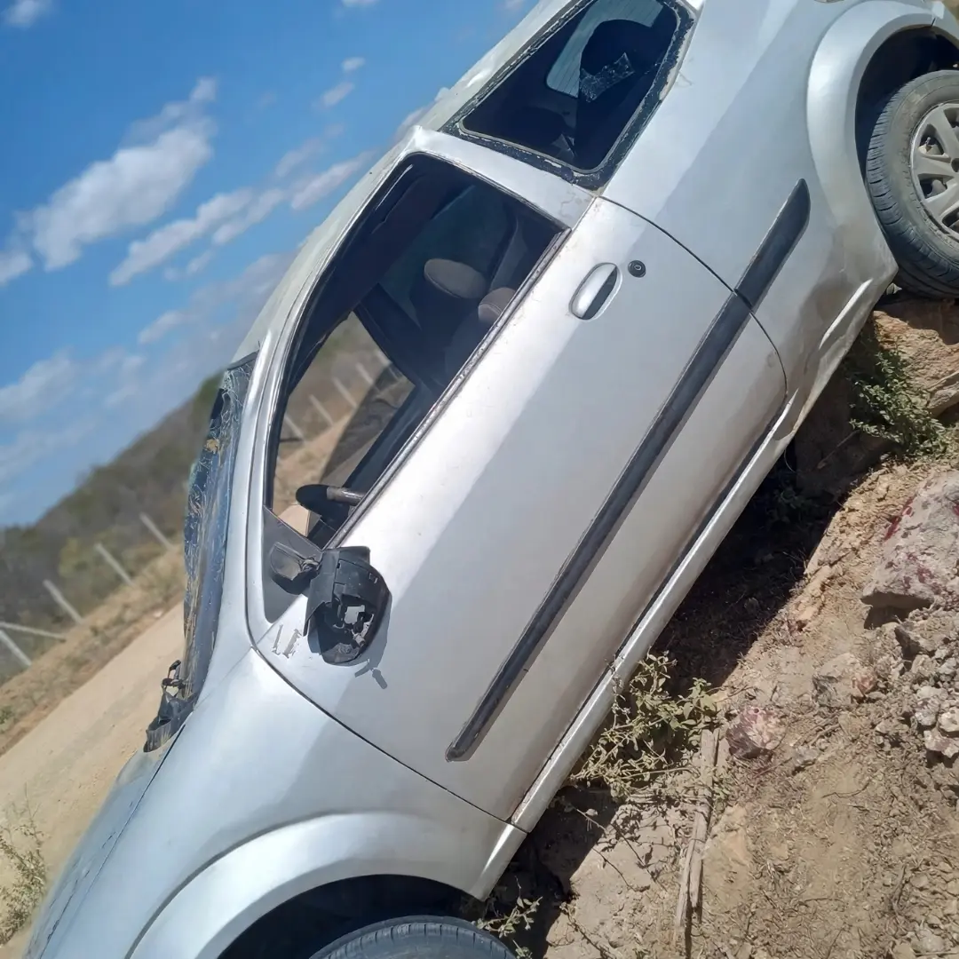 Acidente na estrada entre Sumé e São José dos Cordeiros deixa motorista ferido