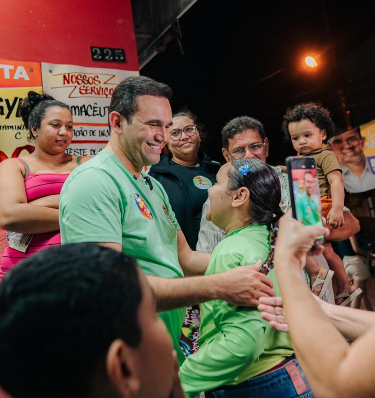 Doutor Jhony reúne multidão em caminhada no Santa Rosa, em Campina Grande