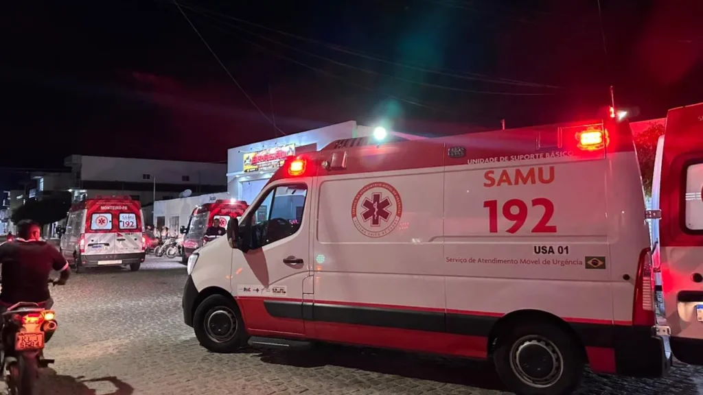 Colisão entre motos deixa dois homens feridos em Monteiro