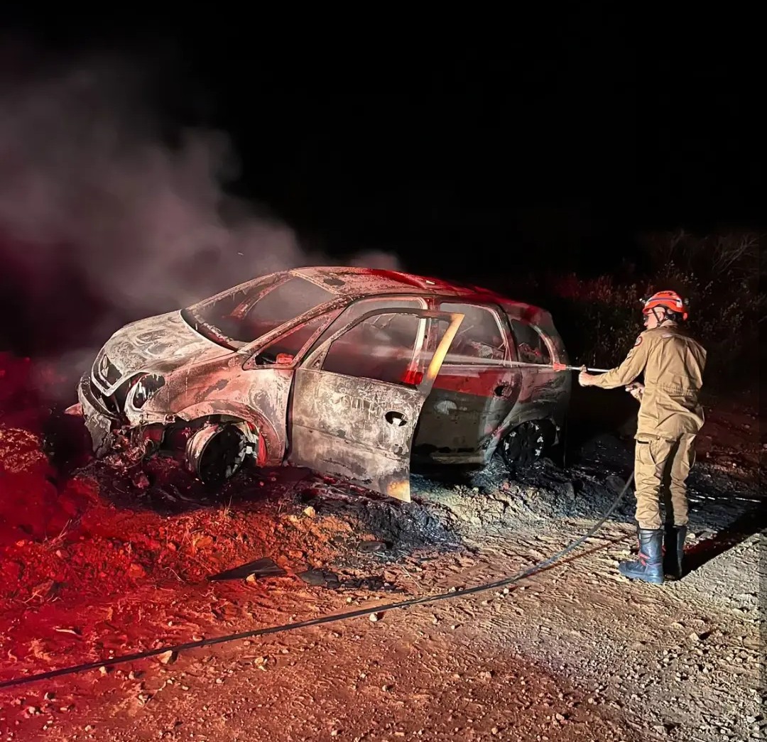 Veículo pega fogo na zona rural de Monteiro e Corpo de Bombeiros é acionado