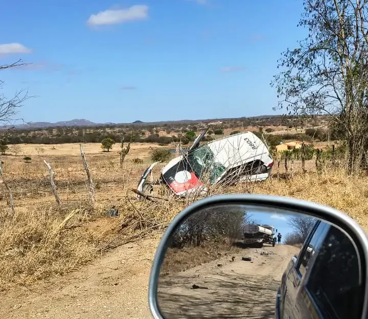 Colisão entre viatura policial e caminhão-pipa é registrada perto de Camalaú