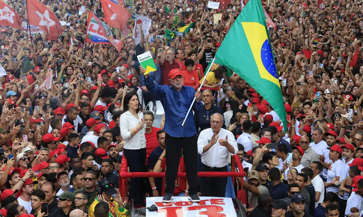 Lula é reeleito presidente do Brasil e conquista quarto mandato
